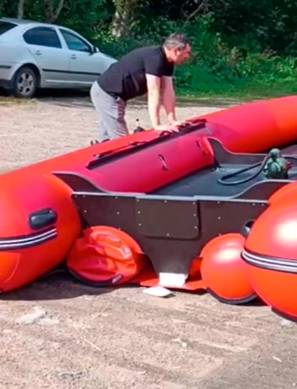 Проверяем ПВХ лодку перед спуском на воду